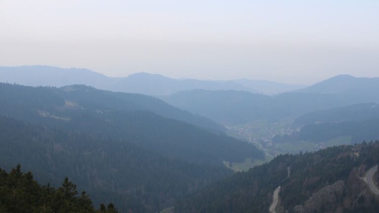 Dieses Bild zeigt eine Webcam-Aufnahme vom Achertal, aufgenommen am Montag, den 23.03.2026 um 12:20 Uhr. Die Temperatur betrug 7.3°C.