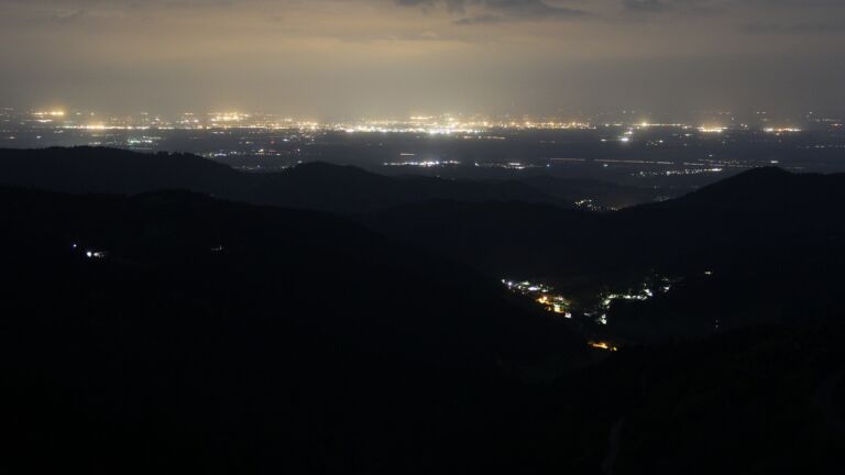 Dieses Bild zeigt eine Webcam-Aufnahme vom Achertal, aufgenommen am Donnerstag, den 08.05.2025 um 01:30 Uhr. Die Temperatur betrug 4.7°C.