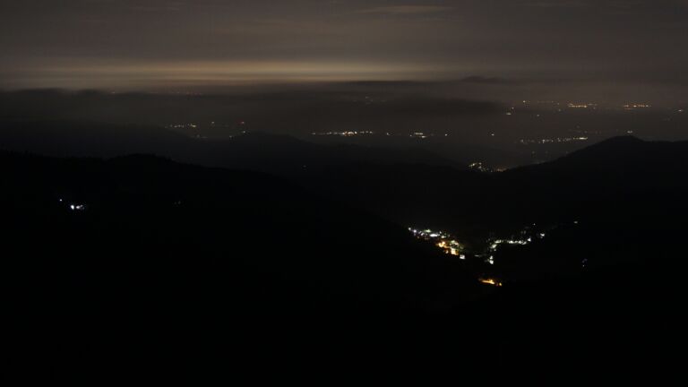 Dieses Bild zeigt eine Webcam-Aufnahme vom Achertal, aufgenommen am Dienstag, den 30.09.2025 um 01:00 Uhr. Die Temperatur betrug 9.9°C.