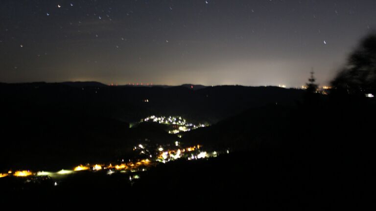 Dieses Bild zeigt eine Webcam-Aufnahme vom Achertal, aufgenommen am Freitag, den 22.05.2026 um 03:20 Uhr. Die Temperatur betrug 15.4°C.