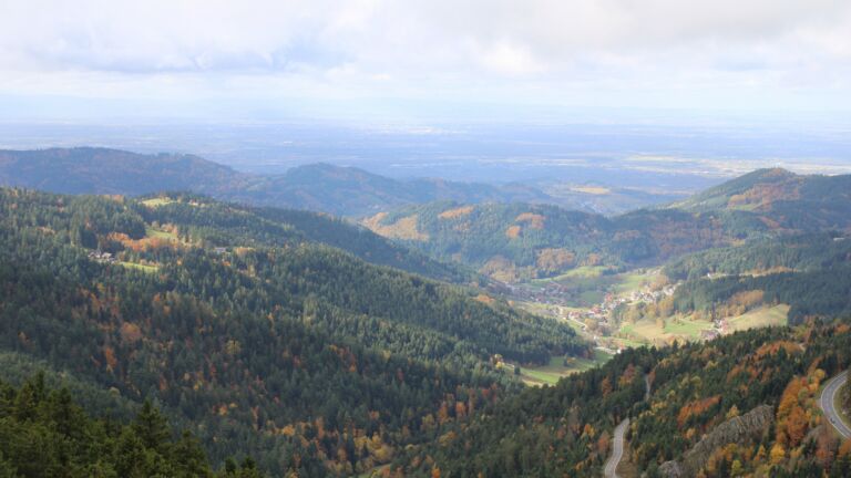 Dieses Bild zeigt eine Webcam-Aufnahme vom Achertal, aufgenommen am Freitag, den 24.10.2025 um 13:30 Uhr. Die Temperatur betrug 2°C.