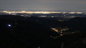 Dieses Bild zeigt eine Webcam-Aufnahme vom Achertal, aufgenommen am Dienstag, den 09.12.2025 um 04:00 Uhr. Die Temperatur betrug 8.4°C.