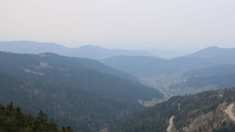 Dieses Bild zeigt eine Webcam-Aufnahme vom Achertal, aufgenommen am Samstag, den 21.03.2026 um 13:10 Uhr. Die Temperatur betrug 6.1°C.