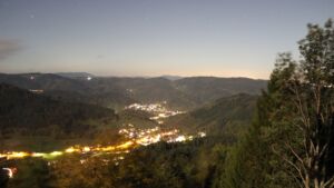 Dieses Bild zeigt eine Webcam-Aufnahme vom Achertal, aufgenommen am Donnerstag, den 29.10.2026 um 22:00 Uhr. Die Temperatur betrug 6°C.