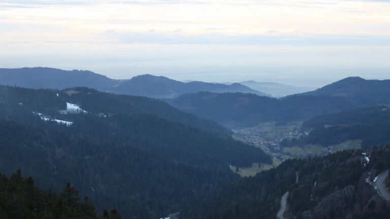 Dieses Bild zeigt eine Webcam-Aufnahme vom Achertal, aufgenommen am Sonntag, den 01.02.2026 um 17:10 Uhr. Die Temperatur betrug 1.9°C.