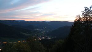 Dieses Bild zeigt eine Webcam-Aufnahme vom Achertal, aufgenommen am Freitag, den 16.10.2026 um 19:10 Uhr. Die Temperatur betrug 17.2°C.