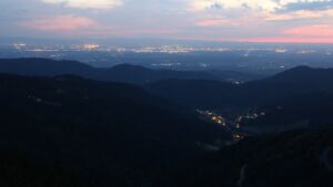 Dieses Bild zeigt eine Webcam-Aufnahme vom Achertal, aufgenommen am Montag, den 19.05.2025 um 22:00 Uhr. Die Temperatur betrug 11.9°C.