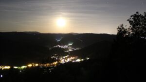 Dieses Bild zeigt eine Webcam-Aufnahme vom Achertal, aufgenommen am Freitag, den 18.09.2026 um 22:00 Uhr. Die Temperatur betrug 12.5°C.