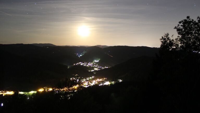Dieses Bild zeigt eine Webcam-Aufnahme vom Achertal, aufgenommen am Freitag, den 18.09.2026 um 22:00 Uhr. Die Temperatur betrug 12.5°C.
