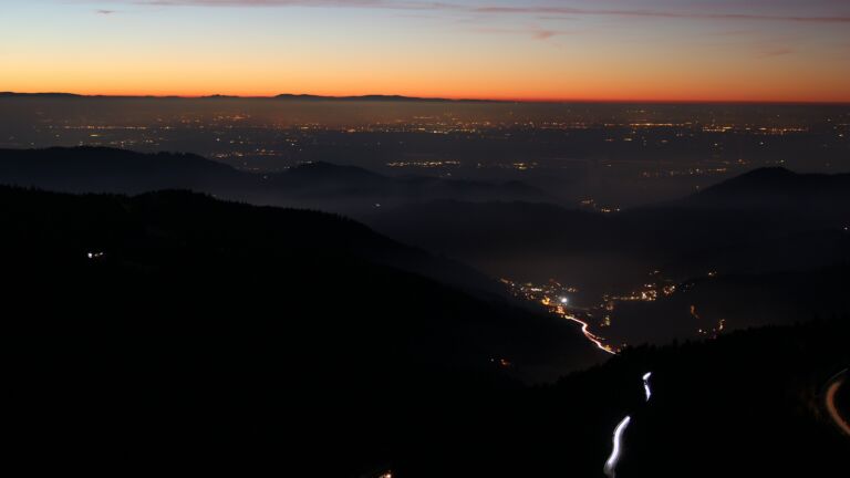 Dieses Bild zeigt eine Webcam-Aufnahme vom Achertal, aufgenommen am Samstag, den 27.12.2025 um 17:50 Uhr. Die Temperatur betrug 3.2°C.