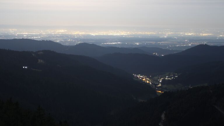 Dieses Bild zeigt eine Webcam-Aufnahme vom Achertal, aufgenommen am Dienstag, den 03.03.2026 um 05:40 Uhr. Die Temperatur betrug 7.4°C.