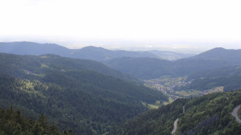 Dieses Bild zeigt eine Webcam-Aufnahme vom Achertal, aufgenommen am Freitag, den 23.05.2025 um 18:50 Uhr. Die Temperatur betrug 7.3°C.