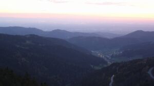 Dieses Bild zeigt eine Webcam-Aufnahme vom Achertal, aufgenommen am Freitag, den 17.04.2026 um 20:50 Uhr. Die Temperatur betrug 12.7°C.