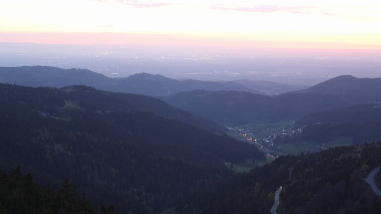 Dieses Bild zeigt eine Webcam-Aufnahme vom Achertal, aufgenommen am Freitag, den 17.04.2026 um 20:50 Uhr. Die Temperatur betrug 12.7°C.