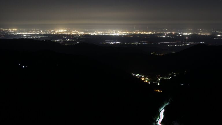 Dieses Bild zeigt eine Webcam-Aufnahme vom Achertal, aufgenommen am Montag, den 20.04.2026 um 04:40 Uhr. Die Temperatur betrug 3.5°C.