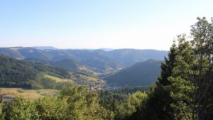 Dieses Bild zeigt eine Webcam-Aufnahme vom Achertal, aufgenommen am Donnerstag, den 13.08.2026 um 19:00 Uhr. Die Temperatur betrug 37.2°C.