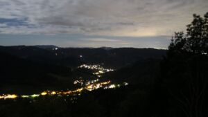 Dieses Bild zeigt eine Webcam-Aufnahme vom Achertal, aufgenommen am Donnerstag, den 22.10.2026 um 21:00 Uhr. Die Temperatur betrug 8.1°C.