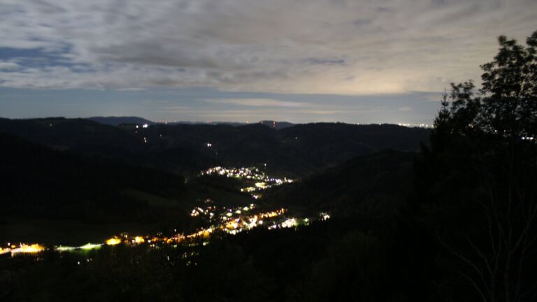Dieses Bild zeigt eine Webcam-Aufnahme vom Achertal, aufgenommen am Donnerstag, den 22.10.2026 um 21:00 Uhr. Die Temperatur betrug 8.1°C.