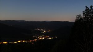 Dieses Bild zeigt eine Webcam-Aufnahme vom Achertal, aufgenommen am Montag, den 27.07.2026 um 22:30 Uhr. Die Temperatur betrug 17°C.