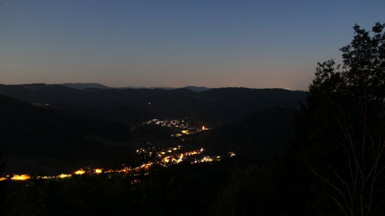 Dieses Bild zeigt eine Webcam-Aufnahme vom Achertal, aufgenommen am Montag, den 27.07.2026 um 22:30 Uhr. Die Temperatur betrug 17°C.
