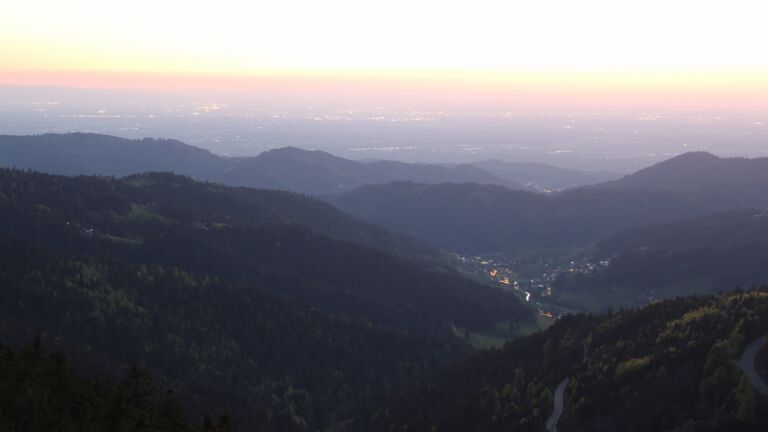 Dieses Bild zeigt eine Webcam-Aufnahme vom Achertal, aufgenommen am Mittwoch, den 30.04.2025 um 21:20 Uhr. Die Temperatur betrug 15.7°C.