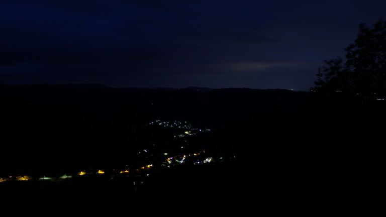 Dieses Bild zeigt eine Webcam-Aufnahme vom Achertal, aufgenommen am Samstag, den 13.06.2026 um 04:10 Uhr. Die Temperatur betrug 14.1°C.
