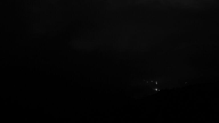 Dieses Bild zeigt eine Webcam-Aufnahme vom Achertal, aufgenommen am Samstag, den 27.09.2025 um 04:00 Uhr. Die Temperatur betrug 5.9°C.