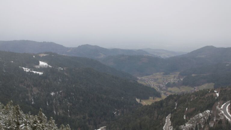 Dieses Bild zeigt eine Webcam-Aufnahme vom Achertal, aufgenommen am Dienstag, den 27.01.2026 um 15:30 Uhr. Die Temperatur betrug 2.4°C.