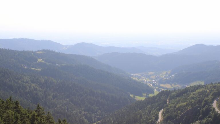 Dieses Bild zeigt eine Webcam-Aufnahme vom Achertal, aufgenommen am Montag, den 16.06.2025 um 18:50 Uhr. Die Temperatur betrug 15.7°C.