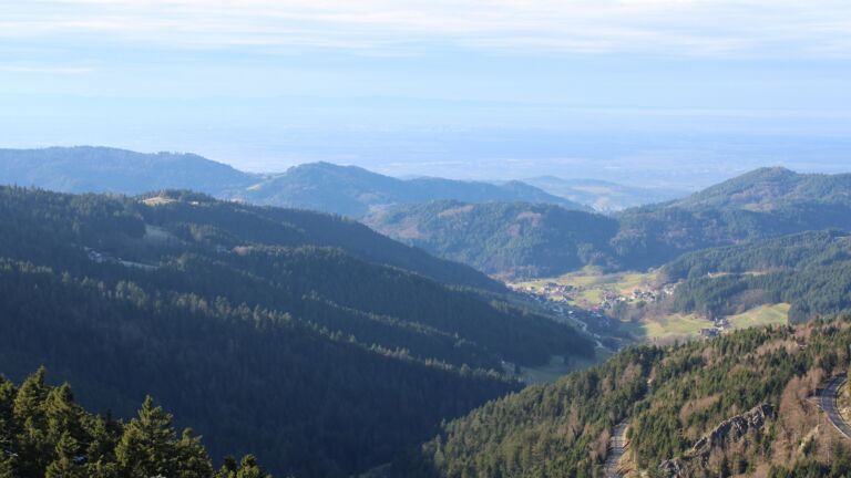 Dieses Bild zeigt eine Webcam-Aufnahme vom Achertal, aufgenommen am Dienstag, den 02.12.2025 um 13:50 Uhr. Die Temperatur betrug 8.1°C.