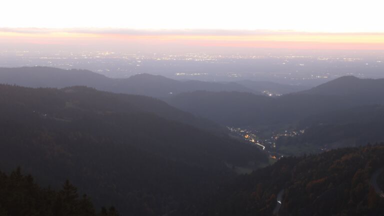 Dieses Bild zeigt eine Webcam-Aufnahme vom Achertal, aufgenommen am Dienstag, den 14.10.2025 um 19:20 Uhr. Die Temperatur betrug 6.9°C.