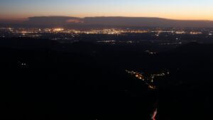 Dieses Bild zeigt eine Webcam-Aufnahme vom Achertal, aufgenommen am Freitag, den 01.05.2026 um 21:50 Uhr. Die Temperatur betrug 14.1°C.