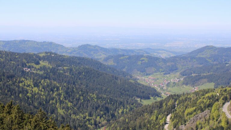 Dieses Bild zeigt eine Webcam-Aufnahme vom Achertal, aufgenommen am Sonntag, den 26.04.2026 um 13:10 Uhr. Die Temperatur betrug 15.5°C.