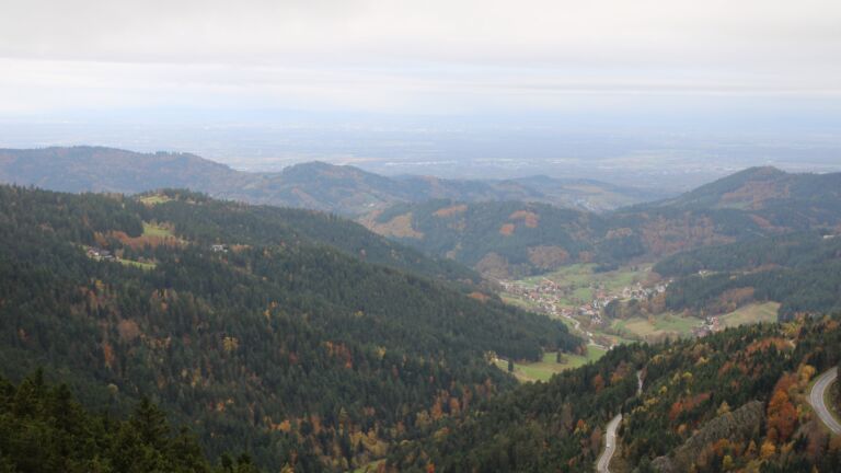 Dieses Bild zeigt eine Webcam-Aufnahme vom Achertal, aufgenommen am Dienstag, den 28.10.2025 um 09:30 Uhr. Die Temperatur betrug 4.4°C.