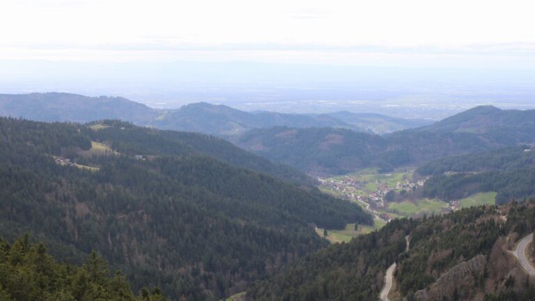 Dieses Bild zeigt eine Webcam-Aufnahme vom Achertal, aufgenommen am Freitag, den 13.03.2026 um 15:40 Uhr. Die Temperatur betrug 8.1°C.