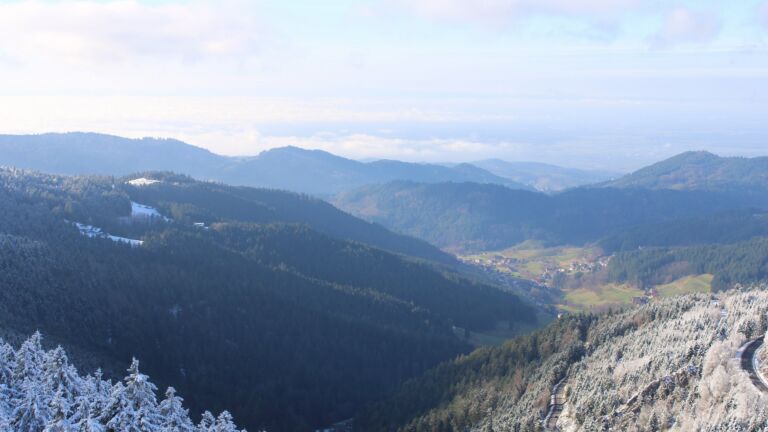 Dieses Bild zeigt eine Webcam-Aufnahme vom Achertal, aufgenommen am Donnerstag, den 27.11.2025 um 13:30 Uhr. Die Temperatur betrug -1.4°C.