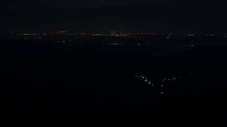 Dieses Bild zeigt eine Webcam-Aufnahme vom Achertal, aufgenommen am Montag, den 23.06.2025 um 04:00 Uhr. Die Temperatur betrug 16.6°C.