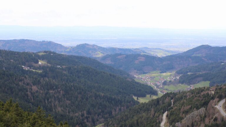 Dieses Bild zeigt eine Webcam-Aufnahme vom Achertal, aufgenommen am Sonntag, den 05.04.2026 um 14:10 Uhr. Die Temperatur betrug 12.5°C.