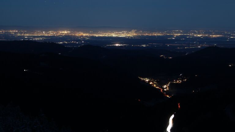 Dieses Bild zeigt eine Webcam-Aufnahme vom Achertal, aufgenommen am Montag, den 01.12.2025 um 07:00 Uhr. Die Temperatur betrug -1.7°C.