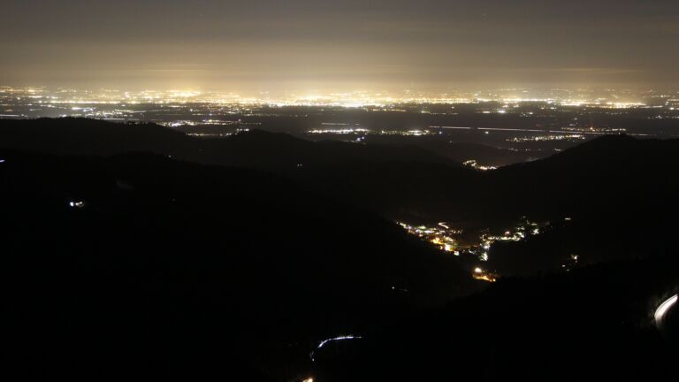 Dieses Bild zeigt eine Webcam-Aufnahme vom Achertal, aufgenommen am Samstag, den 07.02.2026 um 19:30 Uhr. Die Temperatur betrug 3.1°C.