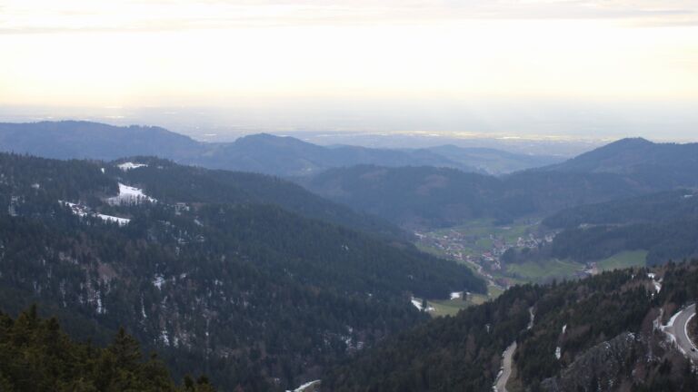 Dieses Bild zeigt eine Webcam-Aufnahme vom Achertal, aufgenommen am Freitag, den 03.04.2026 um 18:40 Uhr. Die Temperatur betrug 6.1°C.