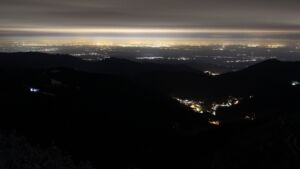 Dieses Bild zeigt eine Webcam-Aufnahme vom Achertal, aufgenommen am Donnerstag, den 27.11.2025 um 22:30 Uhr. Die Temperatur betrug -0.8°C.