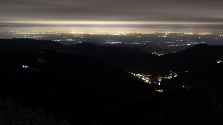 Dieses Bild zeigt eine Webcam-Aufnahme vom Achertal, aufgenommen am Donnerstag, den 27.11.2025 um 22:30 Uhr. Die Temperatur betrug -0.8°C.