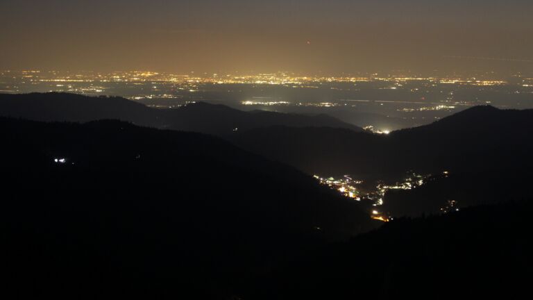 Dieses Bild zeigt eine Webcam-Aufnahme vom Achertal, aufgenommen am Mittwoch, den 18.03.2026 um 20:00 Uhr. Die Temperatur betrug 3.8°C.