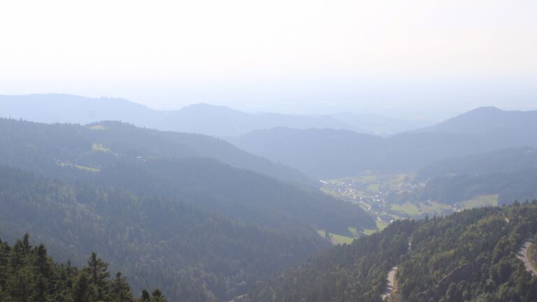 Dieses Bild zeigt eine Webcam-Aufnahme vom Achertal, aufgenommen am Sonntag, den 10.08.2025 um 17:30 Uhr. Die Temperatur betrug 20.4°C.
