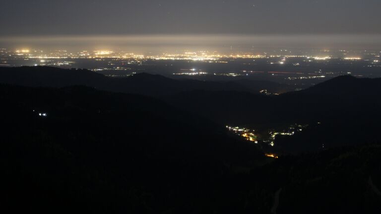 Dieses Bild zeigt eine Webcam-Aufnahme vom Achertal, aufgenommen am Freitag, den 24.04.2026 um 02:00 Uhr. Die Temperatur betrug 8.5°C.