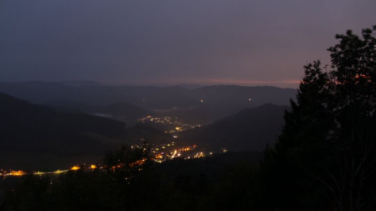 Dieses Bild zeigt eine Webcam-Aufnahme vom Achertal, aufgenommen am Sonntag, den 04.10.2026 um 19:40 Uhr. Die Temperatur betrug 14.2°C.