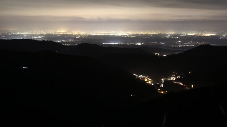 Dieses Bild zeigt eine Webcam-Aufnahme vom Achertal, aufgenommen am Samstag, den 20.12.2025 um 06:50 Uhr. Die Temperatur betrug 5.1°C.