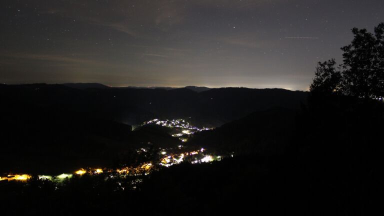 Dieses Bild zeigt eine Webcam-Aufnahme vom Achertal, aufgenommen am Donnerstag, den 15.10.2026 um 04:00 Uhr. Die Temperatur betrug 12.8°C.