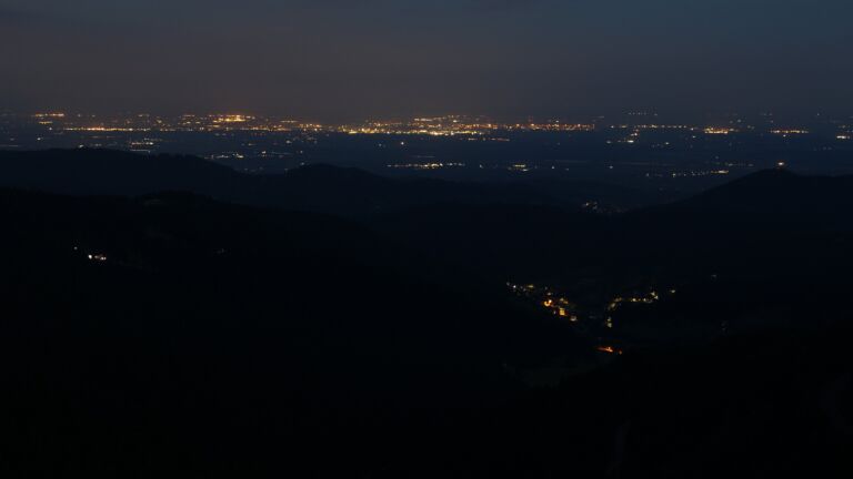 Dieses Bild zeigt eine Webcam-Aufnahme vom Achertal, aufgenommen am Freitag, den 11.07.2025 um 04:30 Uhr. Die Temperatur betrug 13.9°C.